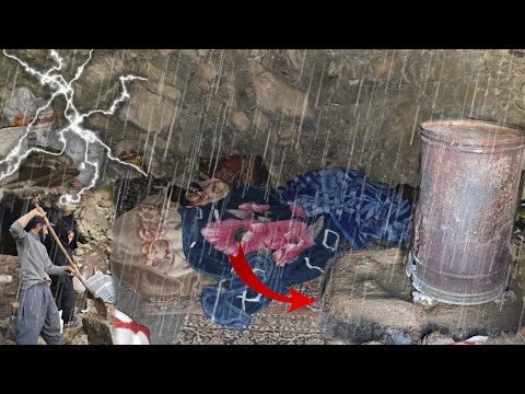 Cave life in the terrifying night 🌑: Thunderstorm⚡️, heavy rain 🌧️ and terror in the mountains