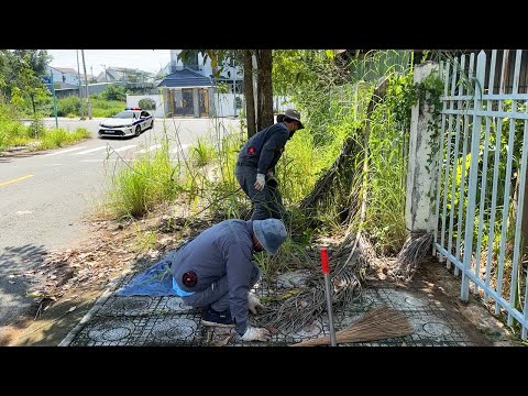 Cleaning the mysterious sidewalk in front of the abandoned government office for over two years