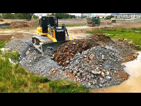 Bulldozer DH17C3 Perfectly Pushes Dis Soil UsingA Drill,Pushing Rocks Forestry Woeking And DesBris