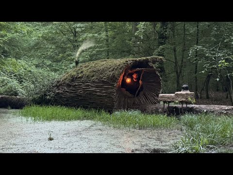 Building a Cozy Shelter for Survival,on a fallen tree in a swamp, Hollow bushcraft, Secret cave