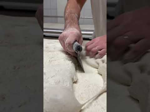 Un véritable moment dans un boulangerie française 🇫🇷 un pain rustique torsadé #boulangerie #bread