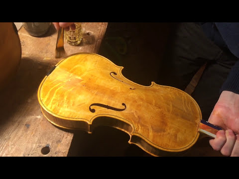 Секреты создания скрипки. Даю цвет скрипке перед лаком.