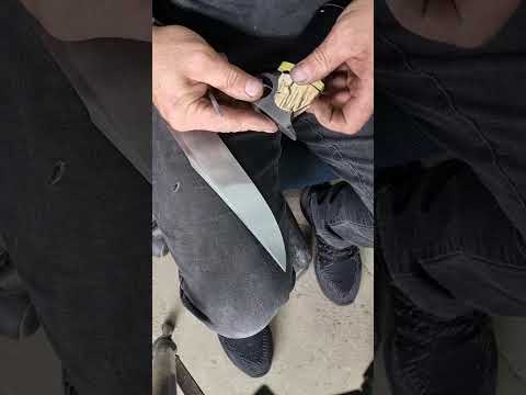 Ajuste de topo de uma empunhadura em marfim para uma guarda sub hilt integral.