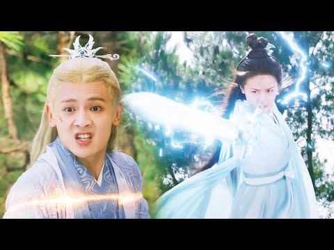 Underestimated weak girl turned out to be reincarnation of War God, Conquered beast with 1 sword!