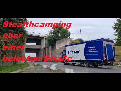 Stealth camping über einer belebten Straße
