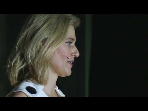 Débrancher simplement son cerveau | Clémence Peix-Lavallée | TEDxTours