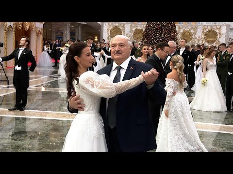 Лукашенко ТАНЦУЕТ ВАЛЬС на балу во Дворце Независимости! // “Здесь нет случайных людей!”