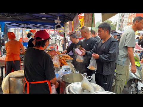中國遼寧錦州東北地區最大早市,充滿市集煙火氣,1元一個肉夾真實惠,香酥牛肉餅香氣四溢,1元兩個的水煎包滋滋冒油,雜糧煎餅排隊購買,各種街頭美食應有盡有