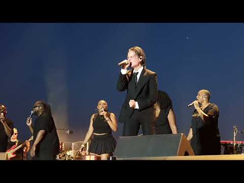 Christine and the queens chante « what's going on » de Marvin Gaye - Fête de la musique Paris 2025