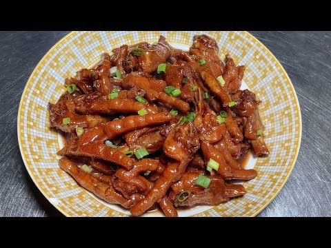 The head chef will teach you the home-cooked method of braised chicken feet. The steps are detailed.