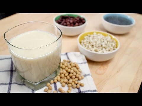 How to Make Soy Milk นำ้เต้าหู้ - Hot Thai Kitchen!