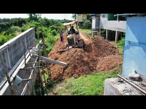 Clean the land behind the pagoda and build a path around the pagoda fence to protect the fence. 