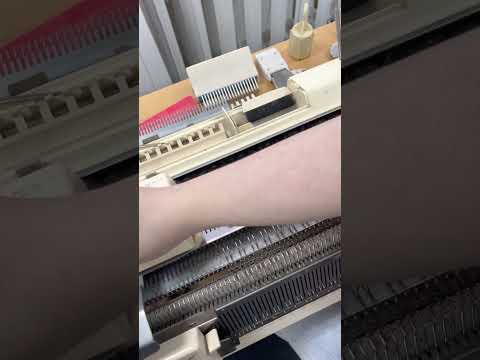 Шапка-тиковка промисловою резинкою на машині Brother