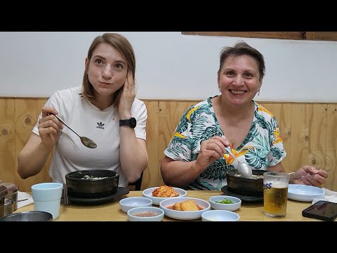 Ukrainian mom eating Korean blood sausages for the first time