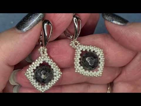 Плетем из бисера квадратную рамку для бусины и собираем три пары серег.