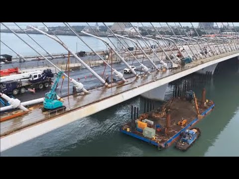 2025.12.20 淡江大橋  淡水端觀察  第2波超大燈柱立柱完成5柱 橋板底下拖板上怪手 準備拔水中H型鋼 各區施工概況 空拍 LIVE 直⁴播