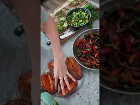 Recipe for fajita stuffed sweet potato on Heighlen’s instagram. @heighlenskitchen.