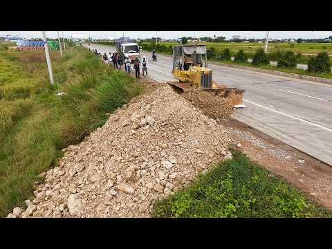 LET'S Watch Landfill Task! NICELY Technique Of Dozer Push Push Soils Operated With Trucks Dumping