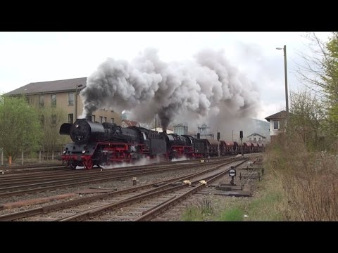 Ochsenloks und ein Ölkocher vor Güterzügen im Werratal