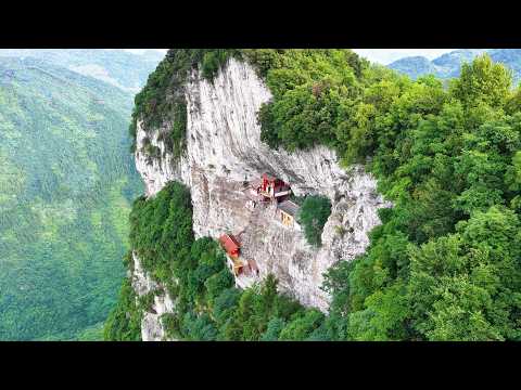 A hanging temple was discovered in Guizhou, supported by a few wooden sticks. It's so thrilling