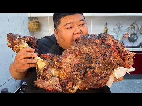 600 yuan bought a 22kg beef leg  and fat brother baked the whole piece with carbon fire. after a da