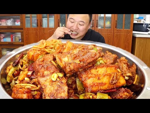 Ah Qiang used 10 jin (5 catties) of pork ribs to make pork rib stew with green beans!