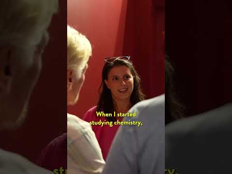 She doesn’t know who’s standing behind her… 😱