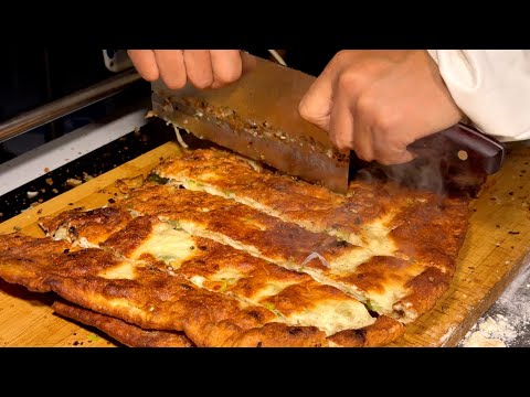 Xi'an Weiqu Old Street Night Market, charred onion pancakes, freshly made spicy strips, fragrant