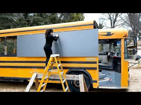 Um casal transforma completamente um ônibus escolar em uma casa sobre rodas