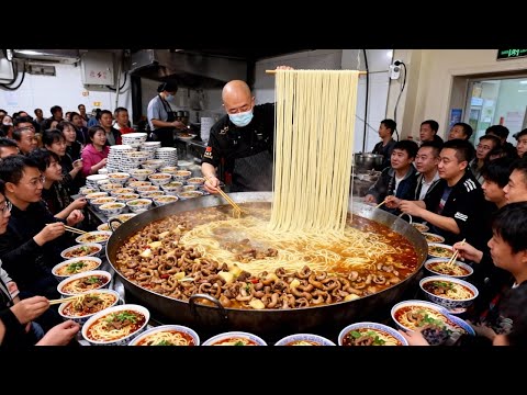 兰州爆火光头肥肠面！16 元起步价大肠汤香到上头，顾客天天排队抢着吃#小食光光