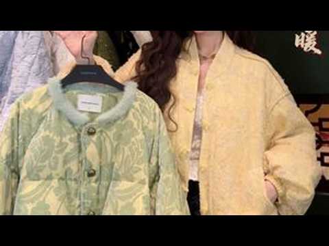 绒冬暖域：闲雅东方韵🧣 关于冬季中式羽绒的选择自在与精致都要有舒适自身的温度，走在街头也会觉得轻松自在。#保暖穿搭 #ootd #羽绒服穿搭