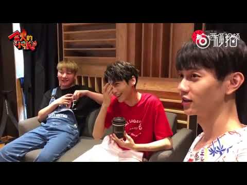 罗云熙 四川话版笑到抽 还有 云熙哥哥为何拥有3个耳机在身边？