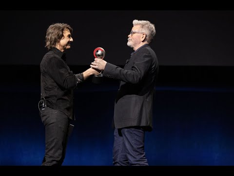 Tom Cruise presents Christopher McQuarrie with #CinemaCon’s Director of the Year award