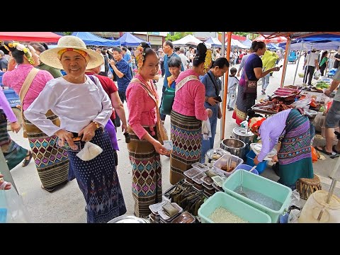 A huge market on the China-Myanmar border, offering a wide variety of unique and delicious foods.