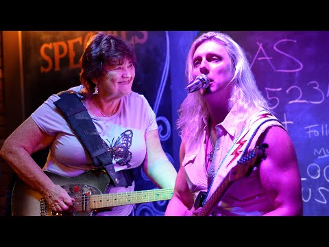 Grandma Guitarist Starts to Play Led Zeppelin and Shocks The Crowd