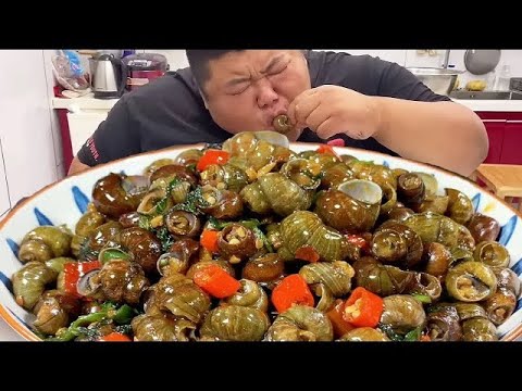 Monkey Brother stir-fried 10 pounds of snails with spicy sauce, eating them with a mouthful of sweat