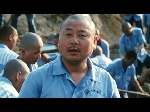 总被生活欺负,该不该一板砖拍回去?范伟首部主演电影,一战封神《看车人的七月 The Parking Attendant In July》#电影 #电影解说 #影视 #影视解说