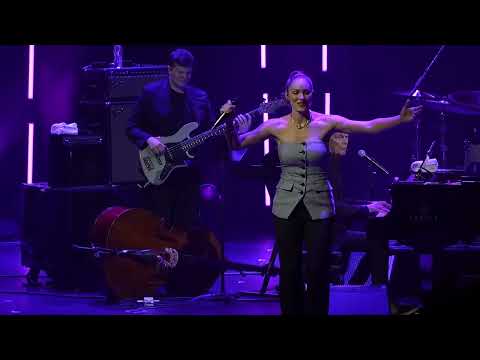 Kat McPhee and David Foster perform at Botti At Sea 2025