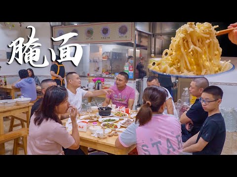 【粤语】广东一间不起眼的腌面小店，坚持手工制面18年，每天竟能卖出1000份，食客排队到街口！