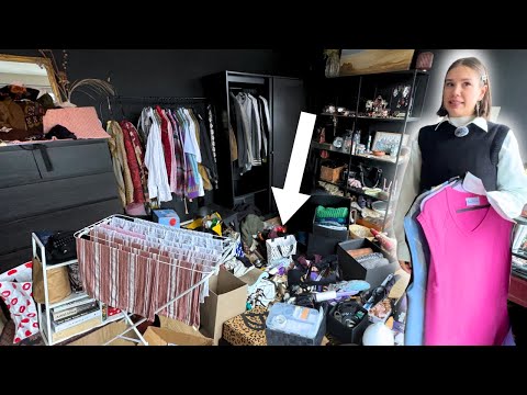STRESSED by Clutter Mountain in her Bedroom 🤯 DECLUTTERING A CUTE AMSTERDAM APARTMENT
