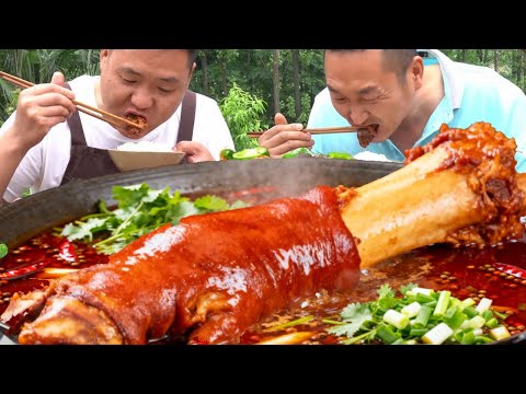大哥帶回10公斤牛腳，二弟做“滷牛腳燉火鍋”，煮點青菜吃得真爽！【鐵鍋視頻】