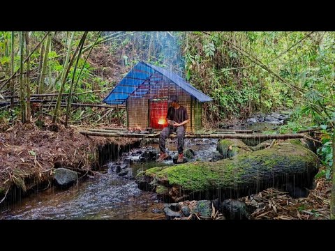 Membangun tempat berlindung di atas sungai || solo camping survival