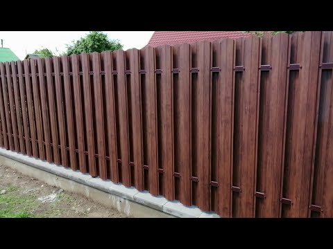Двусторонний металлический штакетник для забора. Особенности монтажа евроштакетника.