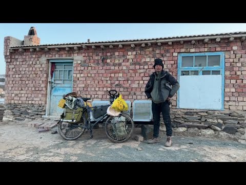 骑行新疆，这条路太危险九死一生，天黑废弃小屋门口露营做饭吃