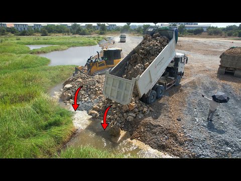 NEW Update powerful heavy Work 25.5T Dump Trucks Loading Debris , Bulldozer Pushing Soil
