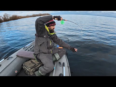 !!! HORROR !!! He stood over the CARP'S LENGTH and STARTED, Tearing mormyshkas, pulling into the ...