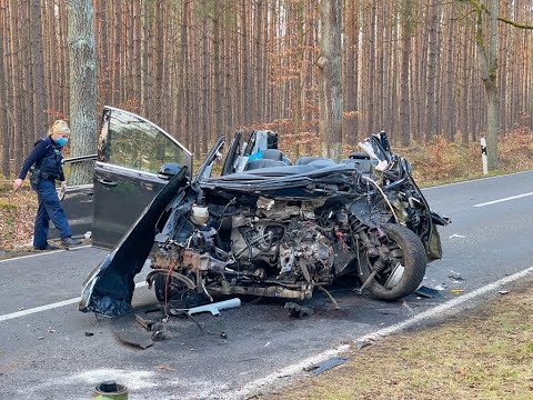 Dramatische Rettungsaktion nach schweren Verkehrsunfall - Person über 1 Stunde schwerst eingeklemmt