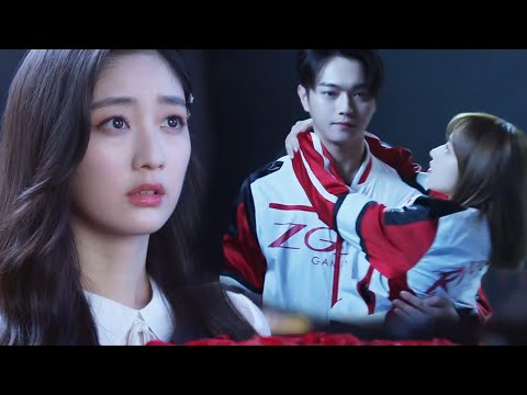 Women can't stand the pursuers around their boyfriends, so they take the initiative to swear