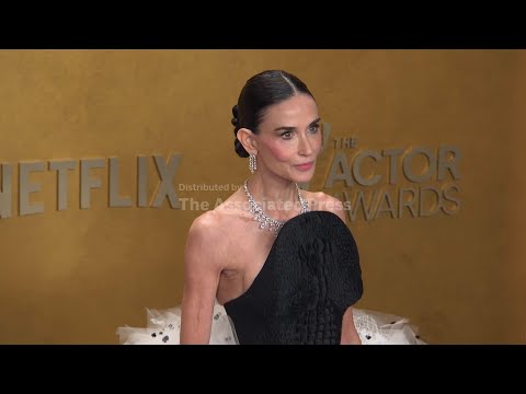 Demi Moore, Gwyneth Paltrow, Mindy Kaling pose at the Actor Awards