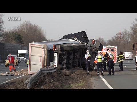 03.03.2021 - VN24 - Dump truck overturns on central guardrail of the A1
